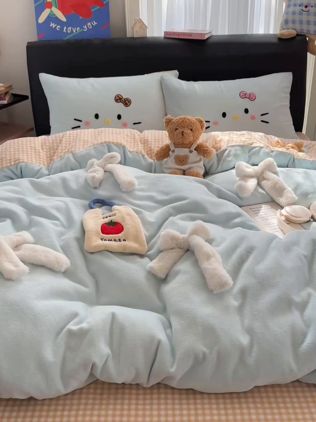 91家纺网 家纺一手货源 找家纺 顾里家纺 2025新款兔毛蝴蝶结喵酱牛奶绒四件套 蝴蝶结猫咪蓝