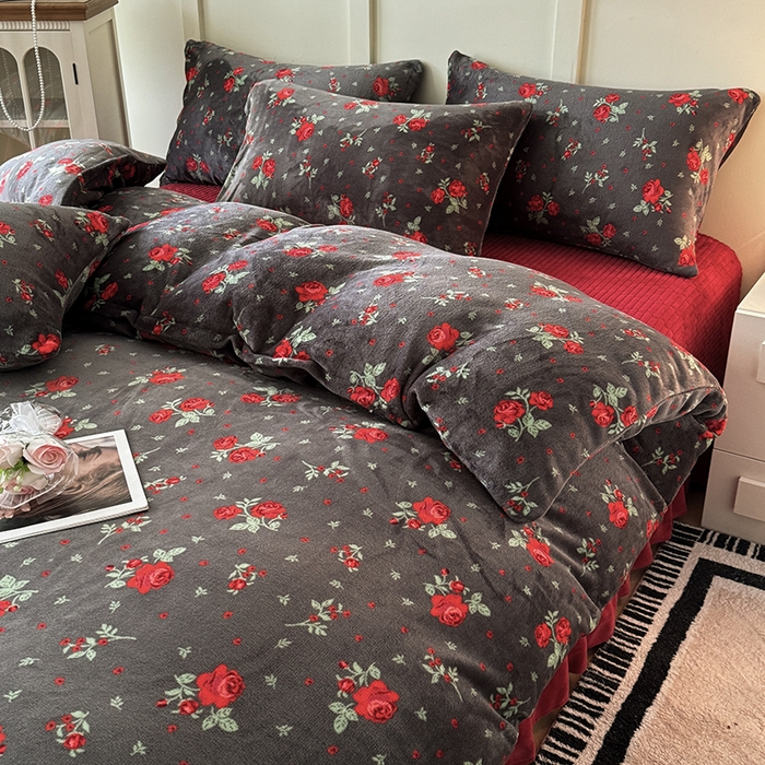 91家纺网 家纺一手货源 找家纺 梦纤绒 2025新款亲肤舒适加厚印花牛奶绒床盖四件套 妖姬