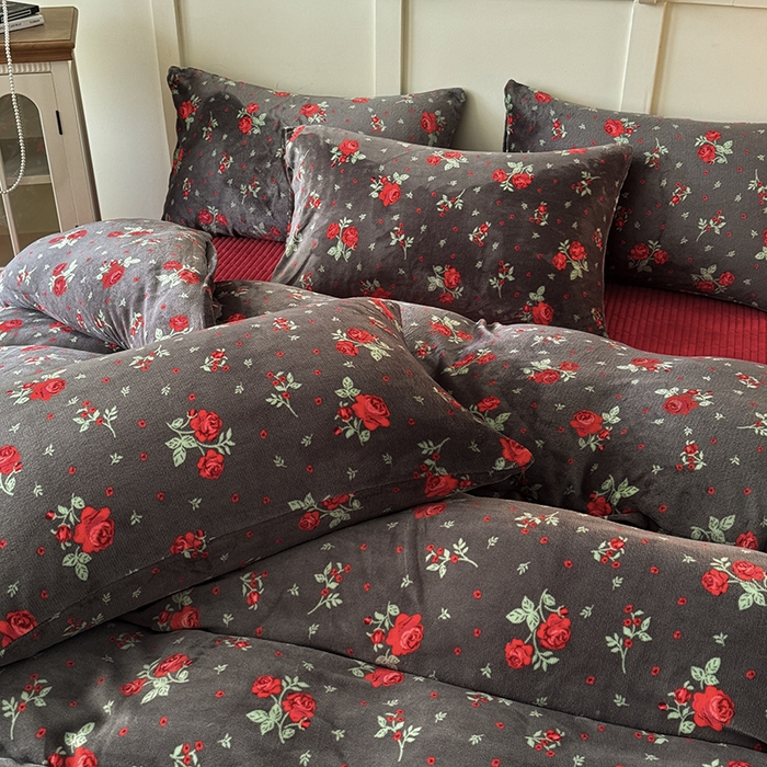 91家纺网 家纺一手货源 找家纺 梦纤绒 2025新款亲肤舒适加厚印花牛奶绒床盖四件套 妖姬