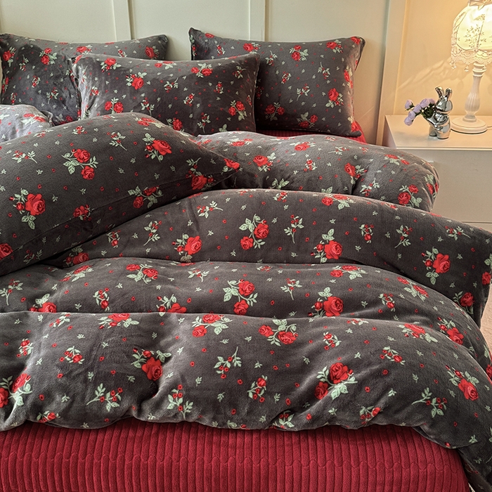 91家纺网 家纺一手货源 找家纺 梦纤绒 2025新款亲肤舒适加厚印花牛奶绒床盖四件套 妖姬