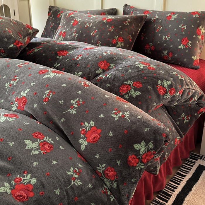 91家纺网 家纺一手货源 找家纺 梦纤绒 2025新款亲肤舒适加厚印花牛奶绒床盖四件套 妖姬