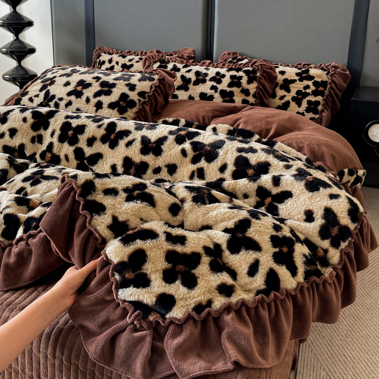 91家纺网 家纺一手货源 找家纺 （总）富米莱（原臻工厂） 2025新款美拉德高克重兔毛大花边床盖床裙四件套-花边系列