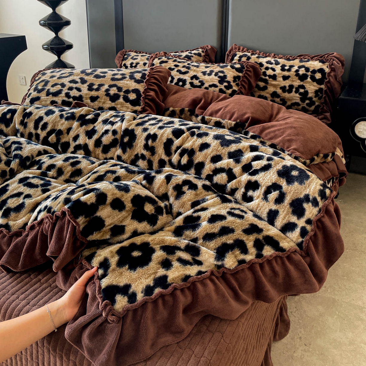 91家纺网 家纺一手货源 找家纺 （总）富米莱（原臻工厂） 2025新款简约美拉德高克重兔绒牛奶绒床盖床裙四件套