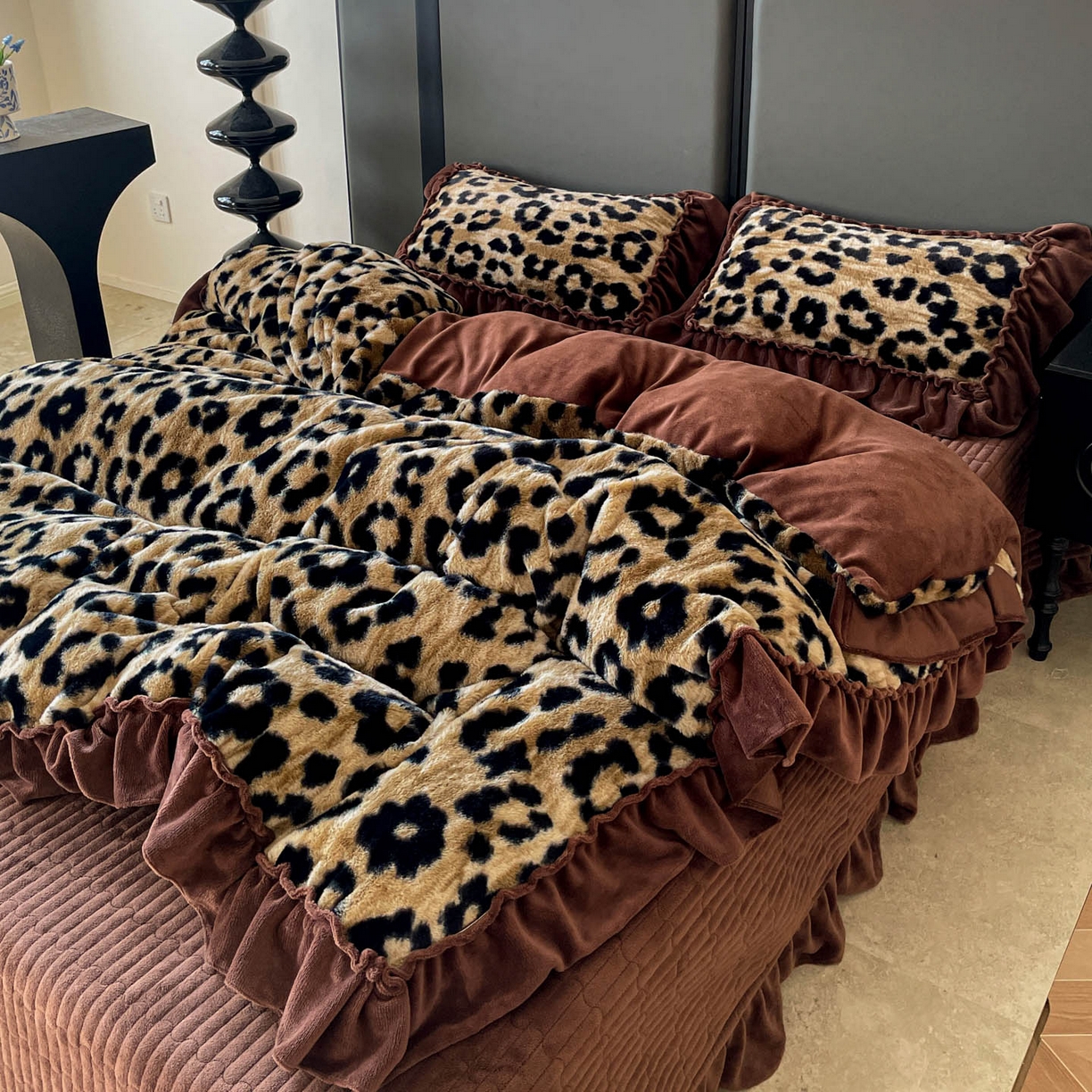 91家纺网 家纺一手货源 找家纺 富米莱（原臻工厂） 2025新款美拉德高克重兔毛大花边床盖床裙四件套-花边系列 爆款压花边-豹纹