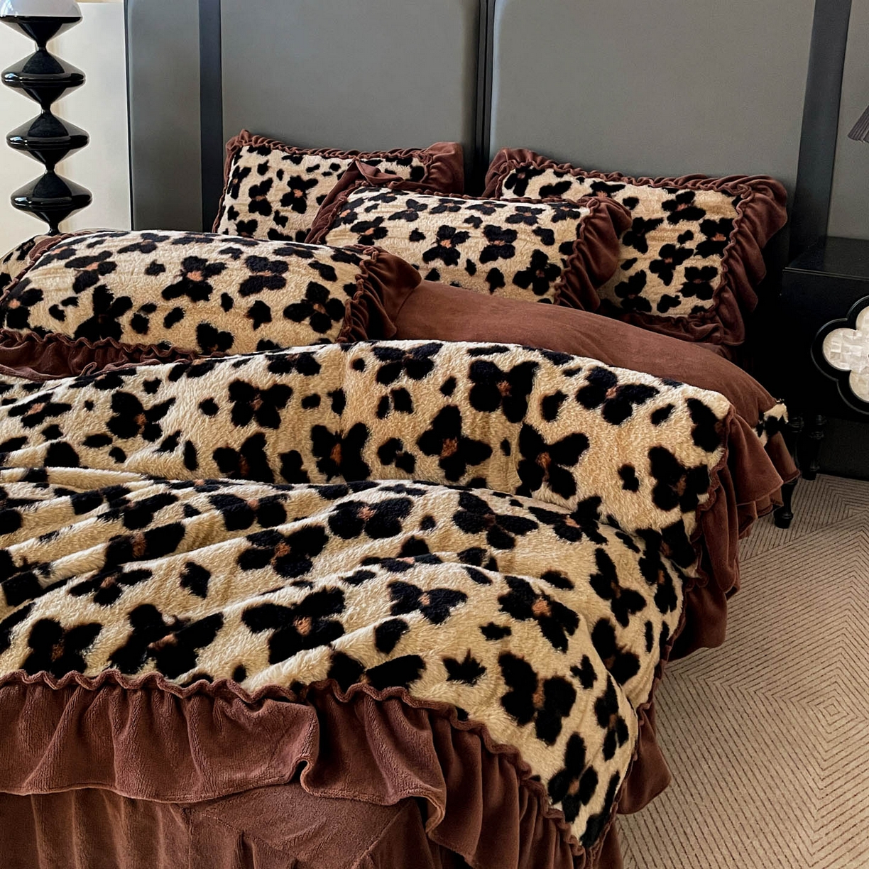 91家纺网 家纺一手货源 找家纺 富米莱（原臻工厂） 2025新款美拉德高克重兔毛大花边床盖床裙四件套-花边系列 爆款压花边-小蝴蝶