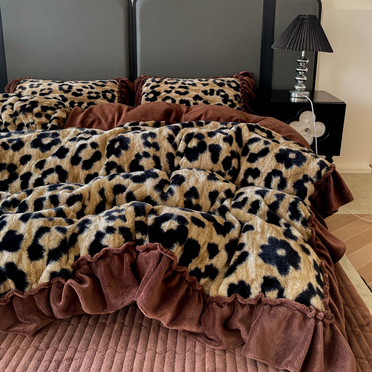 91家纺网 家纺一手货源 找家纺 富米莱（原臻工厂） 2025新款美拉德高克重兔毛大花边床盖床裙四件套-花边系列 爆款压花边-豹纹