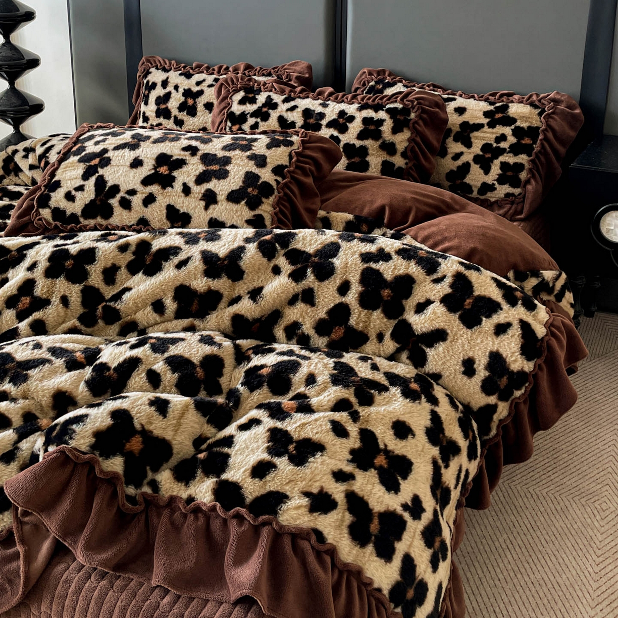 91家纺网 家纺一手货源 找家纺 富米莱（原臻工厂） 2025新款美拉德高克重兔毛大花边床盖床裙四件套-花边系列 爆款压花边-小蝴蝶