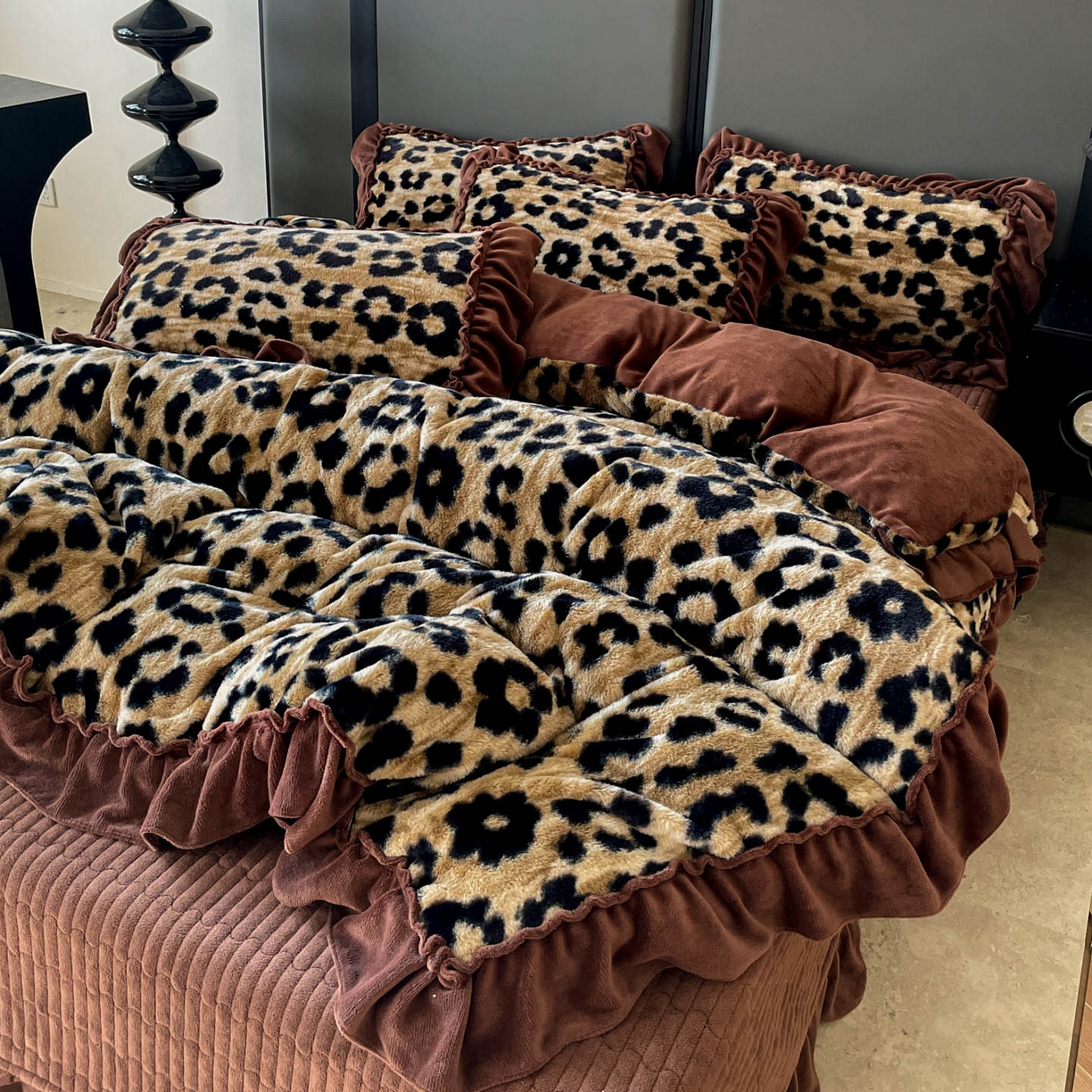 91家纺网 家纺一手货源 找家纺 富米莱（原臻工厂） 2025新款美拉德高克重兔毛大花边床盖床裙四件套-花边系列 爆款压花边-豹纹