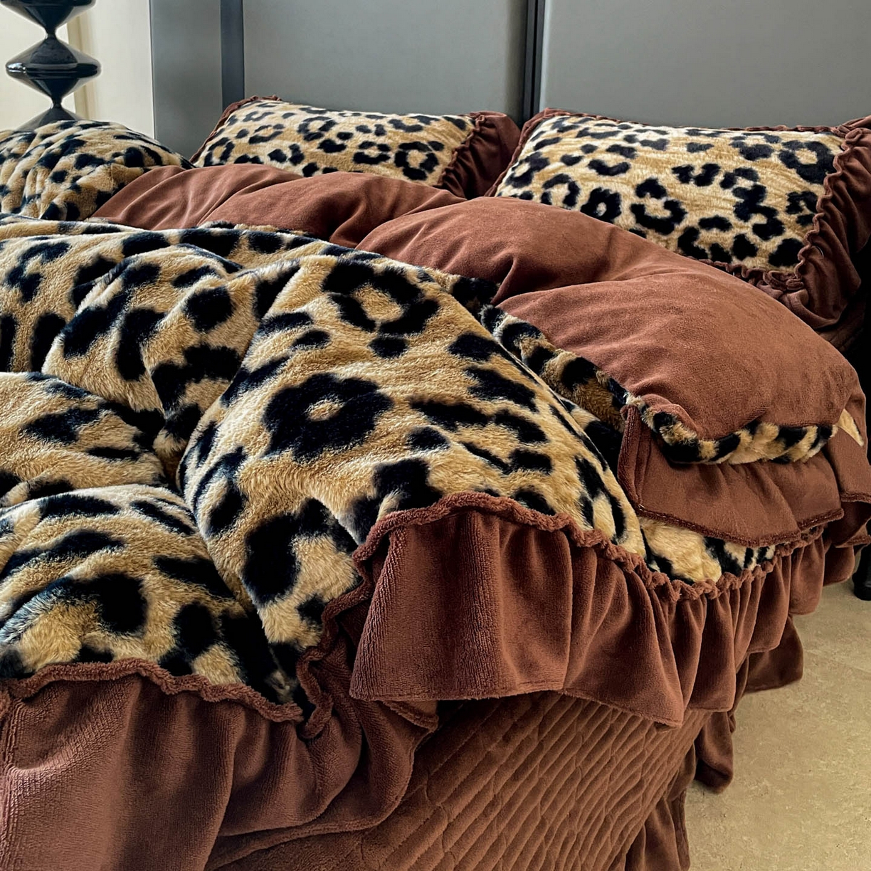 91家纺网 家纺一手货源 找家纺 富米莱（原臻工厂） 2025新款美拉德高克重兔毛大花边床盖床裙四件套-花边系列 爆款压花边-豹纹