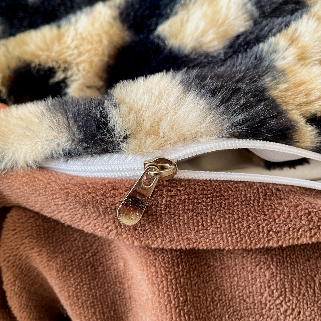 91家纺网 家纺一手货源 找家纺 富米莱（原臻工厂） 2025新款美拉德高克重兔毛大花边床盖床裙四件套-花边系列 爆款压花边-豹纹