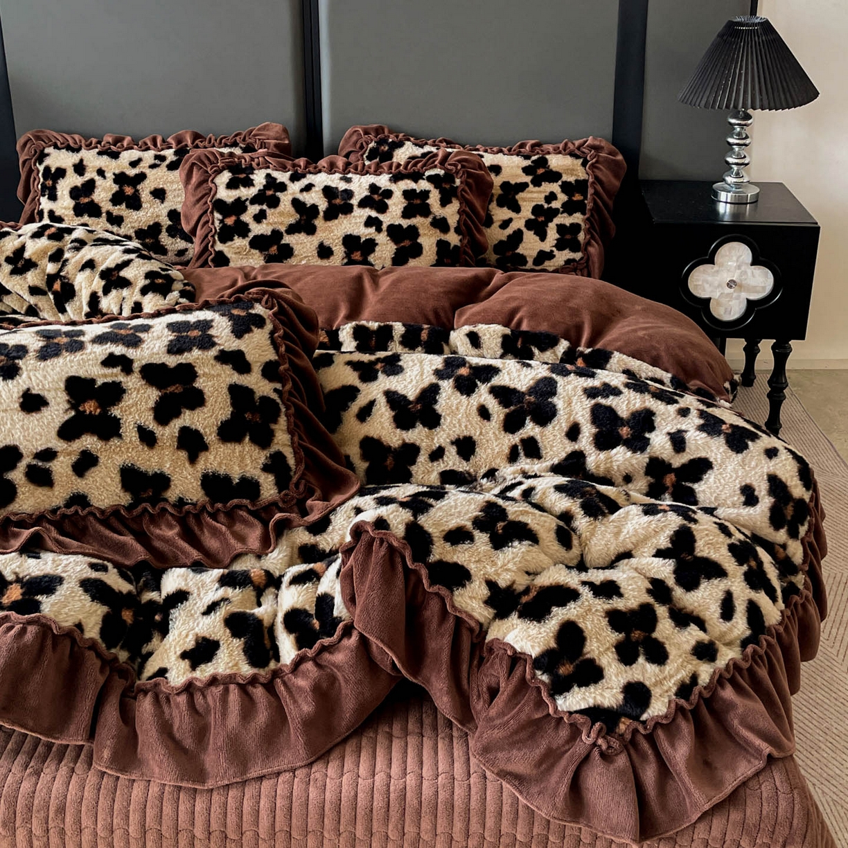 91家纺网 家纺一手货源 找家纺 富米莱（原臻工厂） 2025新款美拉德高克重兔毛大花边床盖床裙四件套-花边系列 爆款压花边-小蝴蝶