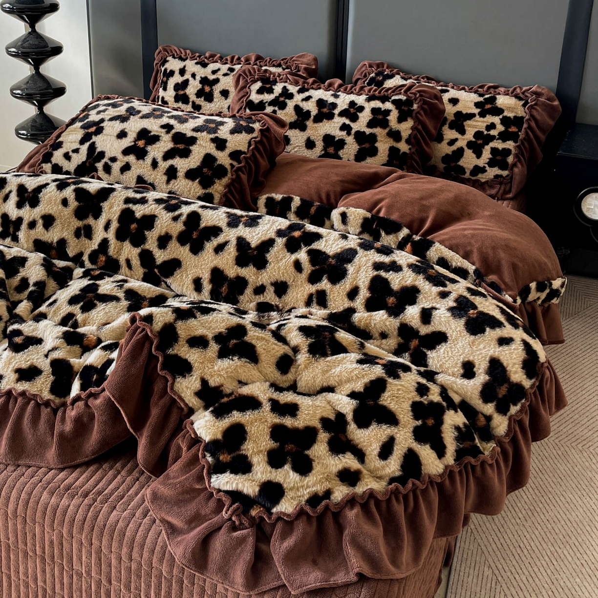 91家纺网 家纺一手货源 找家纺 富米莱（原臻工厂） 2025新款美拉德高克重兔毛大花边床盖床裙四件套-花边系列 爆款压花边-小蝴蝶