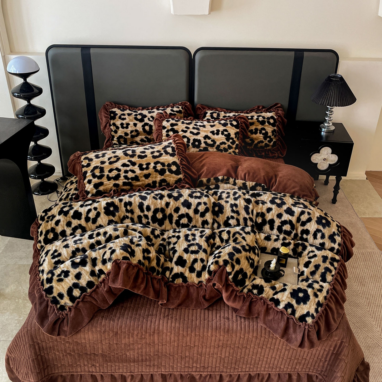 91家纺网 家纺一手货源 找家纺 富米莱（原臻工厂） 2025新款美拉德高克重兔毛大花边床盖床裙四件套-花边系列 爆款压花边-豹纹