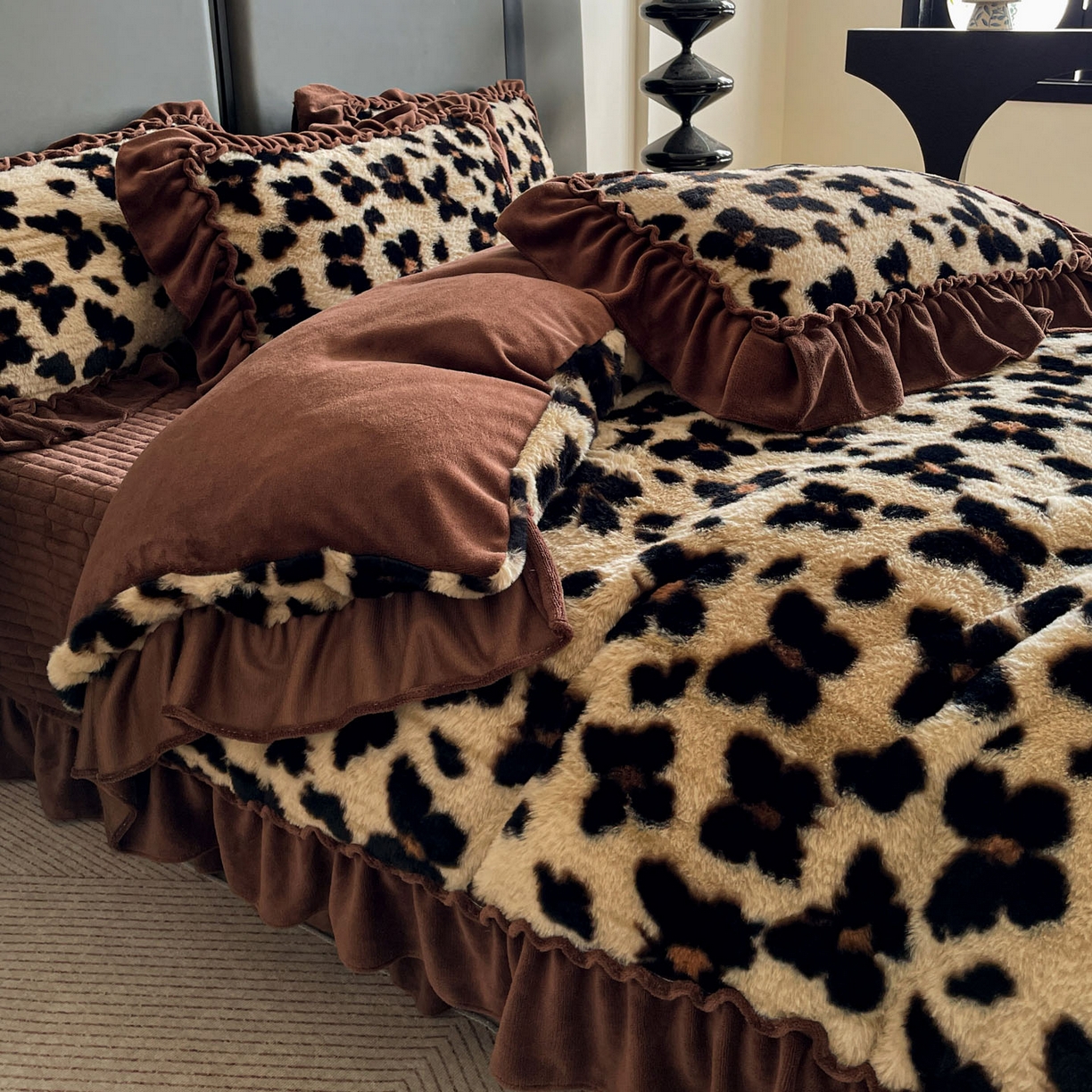 91家纺网 家纺一手货源 找家纺 富米莱（原臻工厂） 2025新款美拉德高克重兔毛大花边床盖床裙四件套-花边系列 爆款压花边-小蝴蝶