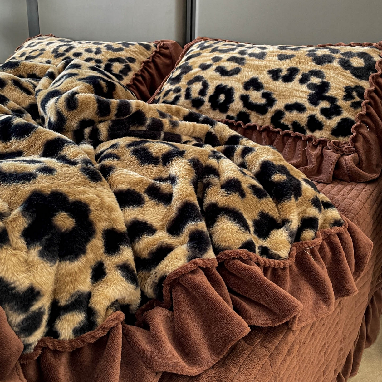 91家纺网 家纺一手货源 找家纺 富米莱（原臻工厂） 2025新款美拉德高克重兔毛大花边床盖床裙四件套-花边系列 爆款压花边-豹纹