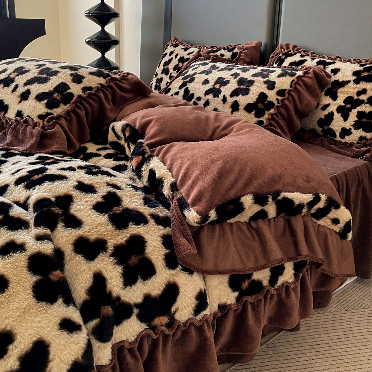 91家纺网 家纺一手货源 找家纺 富米莱（原臻工厂） 2025新款美拉德高克重兔毛大花边床盖床裙四件套-花边系列 爆款压花边-小蝴蝶