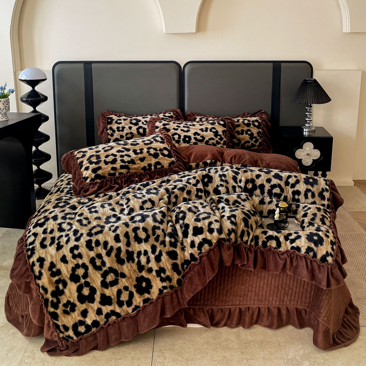 91家纺网 家纺一手货源 找家纺 富米莱（原臻工厂） 2025新款美拉德高克重兔毛大花边床盖床裙四件套-花边系列 爆款压花边-豹纹