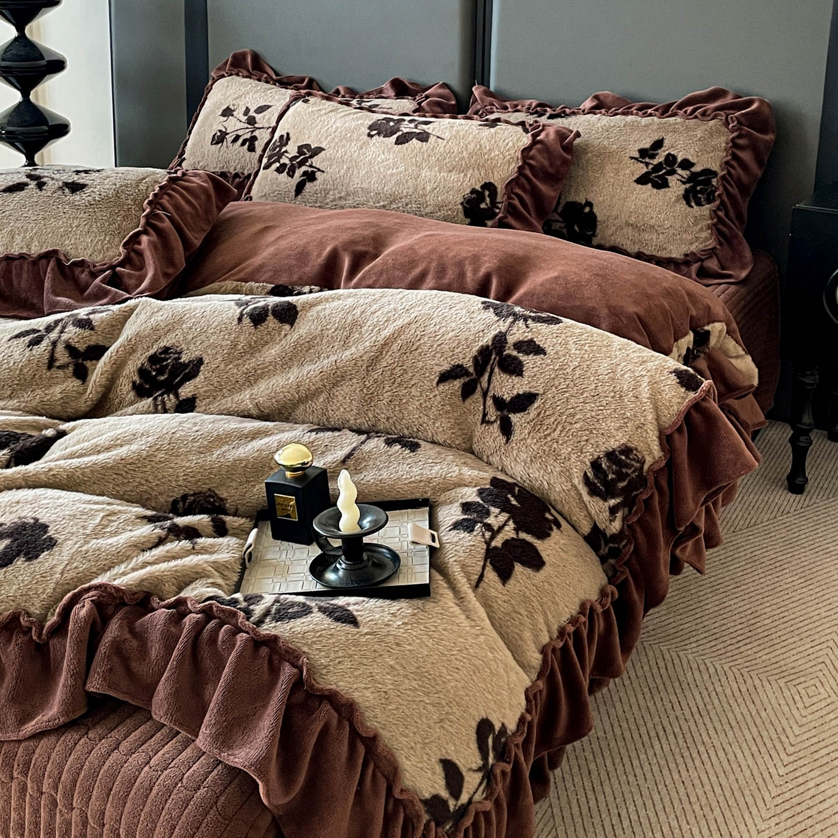 91家纺网 家纺一手货源 找家纺 富米莱（原臻工厂） 2025新款美拉德高克重兔毛大花边床盖床裙四件套-花边系列 爆款压花边-复古玫瑰