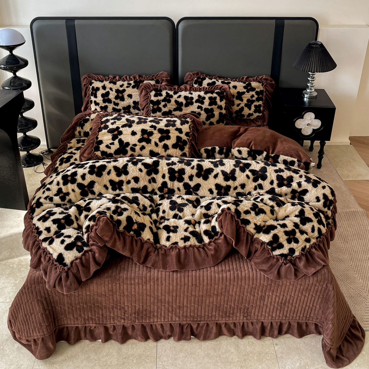 91家纺网 家纺一手货源 找家纺 富米莱（原臻工厂） 2025新款美拉德高克重兔毛大花边床盖床裙四件套-花边系列 爆款压花边-小蝴蝶