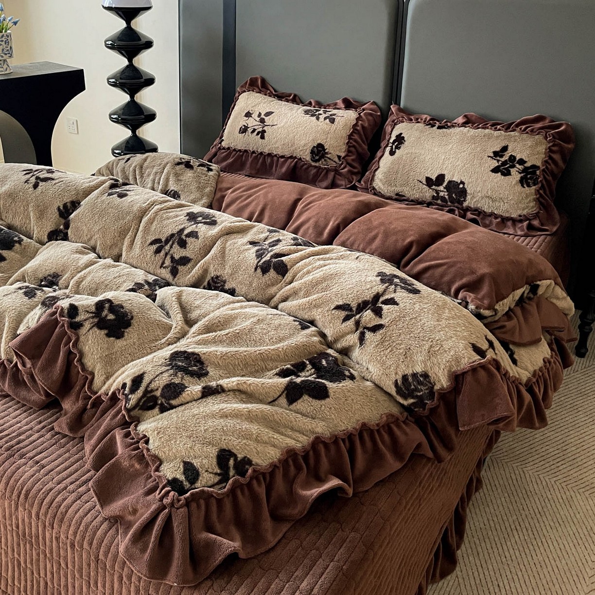 91家纺网 家纺一手货源 找家纺 富米莱（原臻工厂） 2025新款美拉德高克重兔毛大花边床盖床裙四件套-花边系列 爆款压花边-复古玫瑰