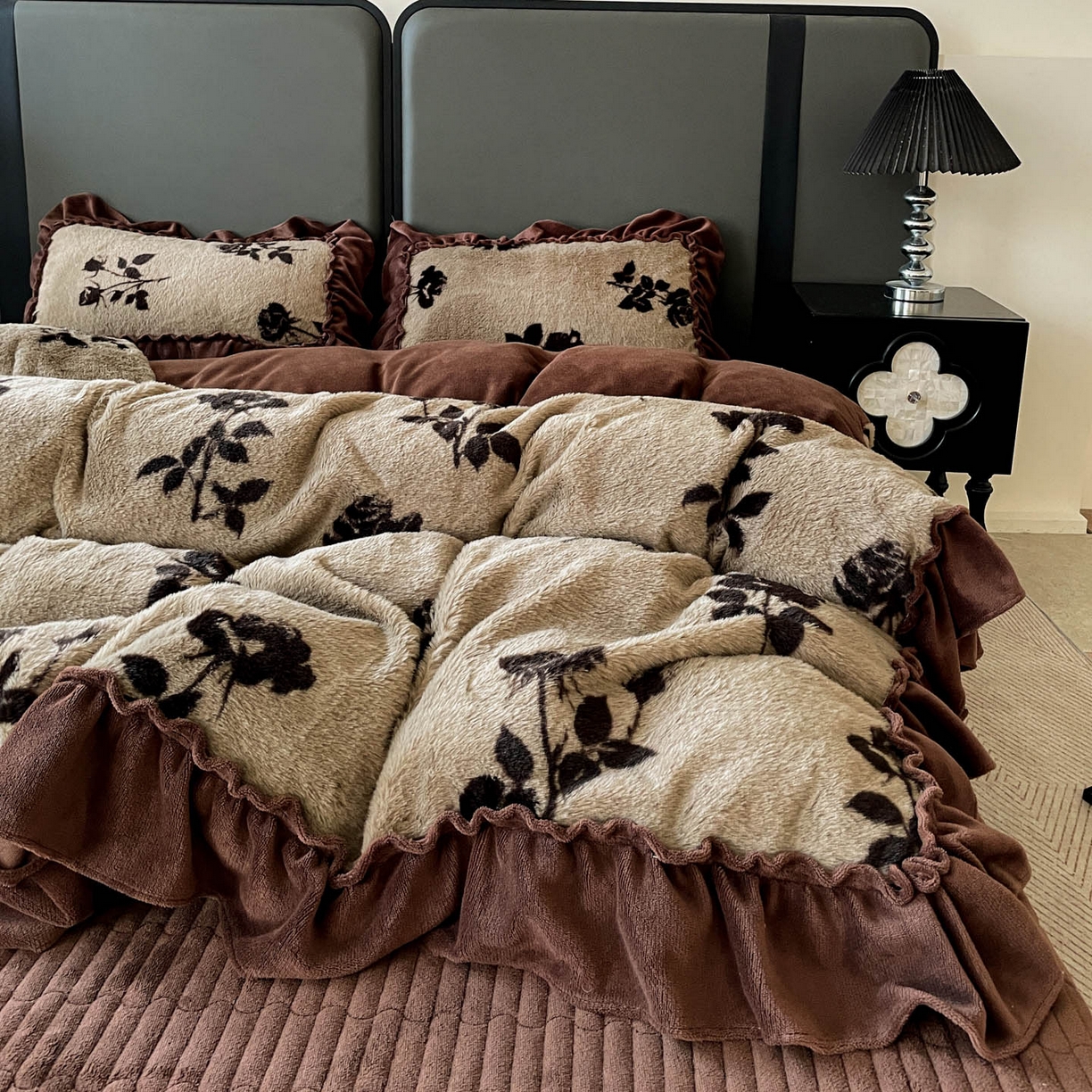 91家纺网 家纺一手货源 找家纺 富米莱（原臻工厂） 2025新款美拉德高克重兔毛大花边床盖床裙四件套-花边系列 爆款压花边-复古玫瑰