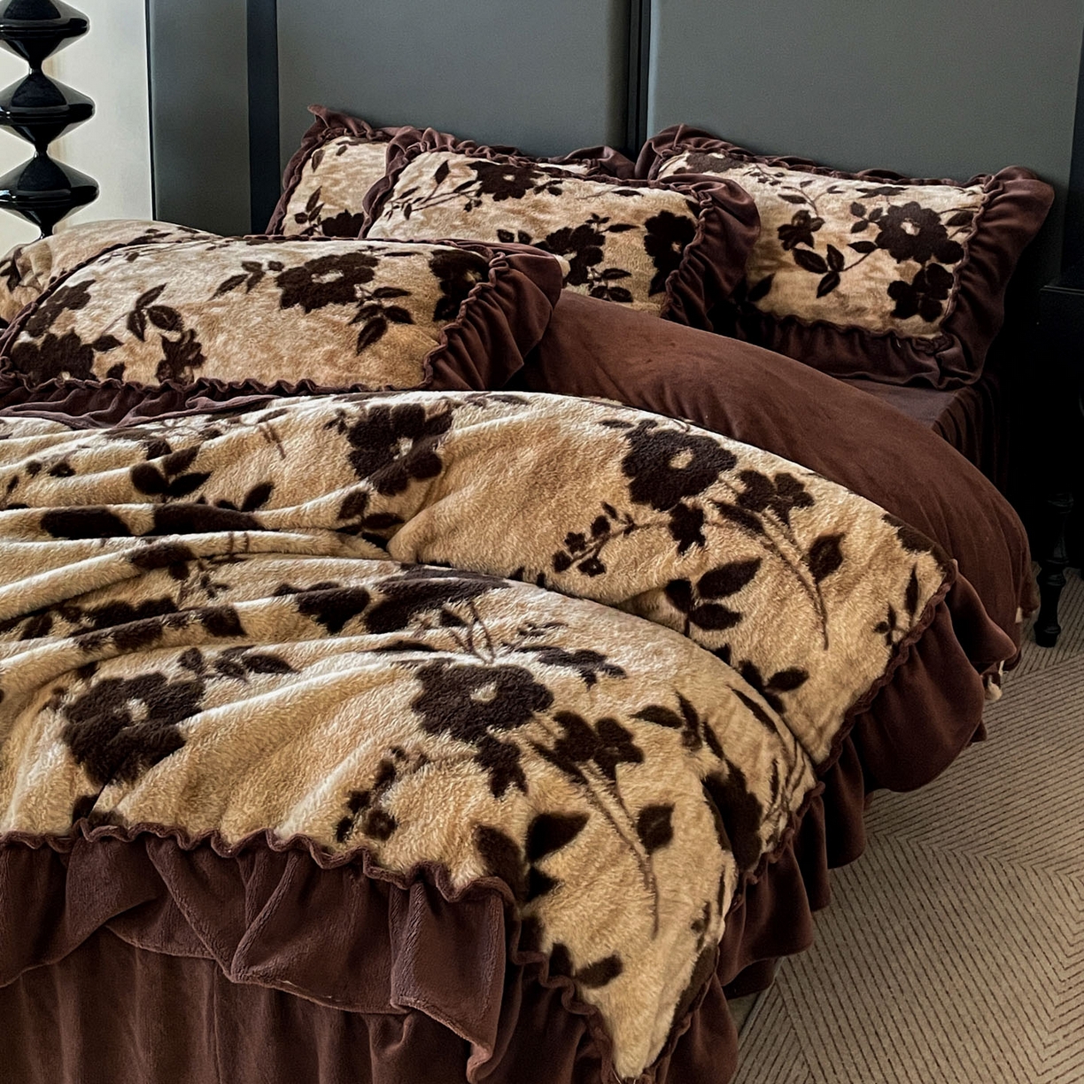 91家纺网 家纺一手货源 找家纺 富米莱（原臻工厂） 2025新款美拉德高克重兔毛大花边床盖床裙四件套-花边系列 爆款压花边-简爱