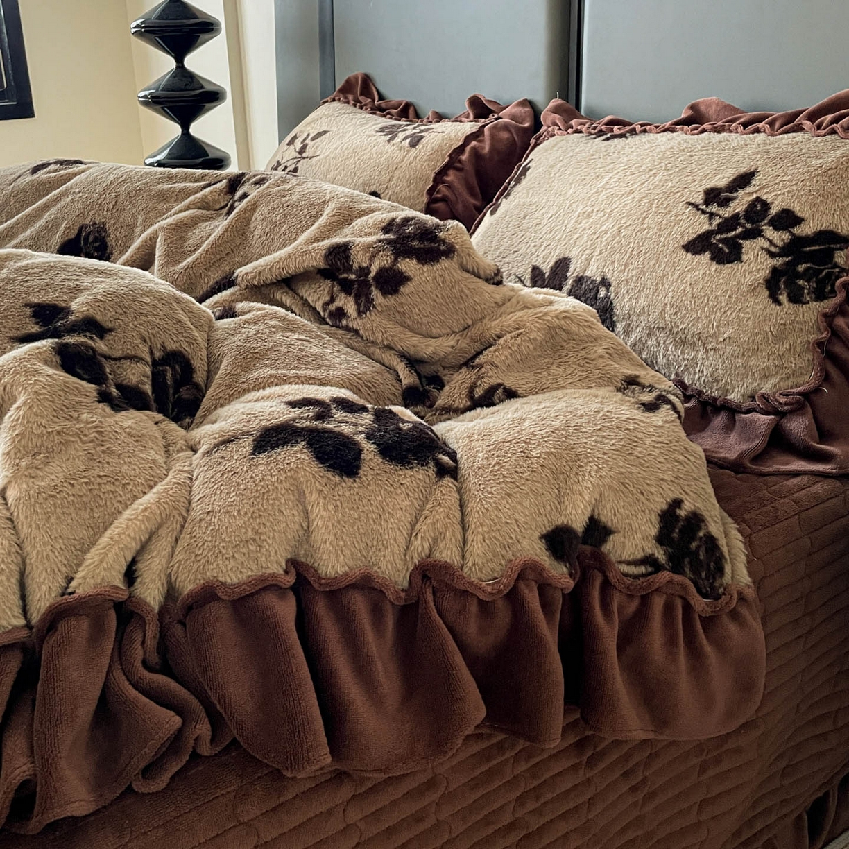 91家纺网 家纺一手货源 找家纺 富米莱（原臻工厂） 2025新款美拉德高克重兔毛大花边床盖床裙四件套-花边系列 爆款压花边-复古玫瑰