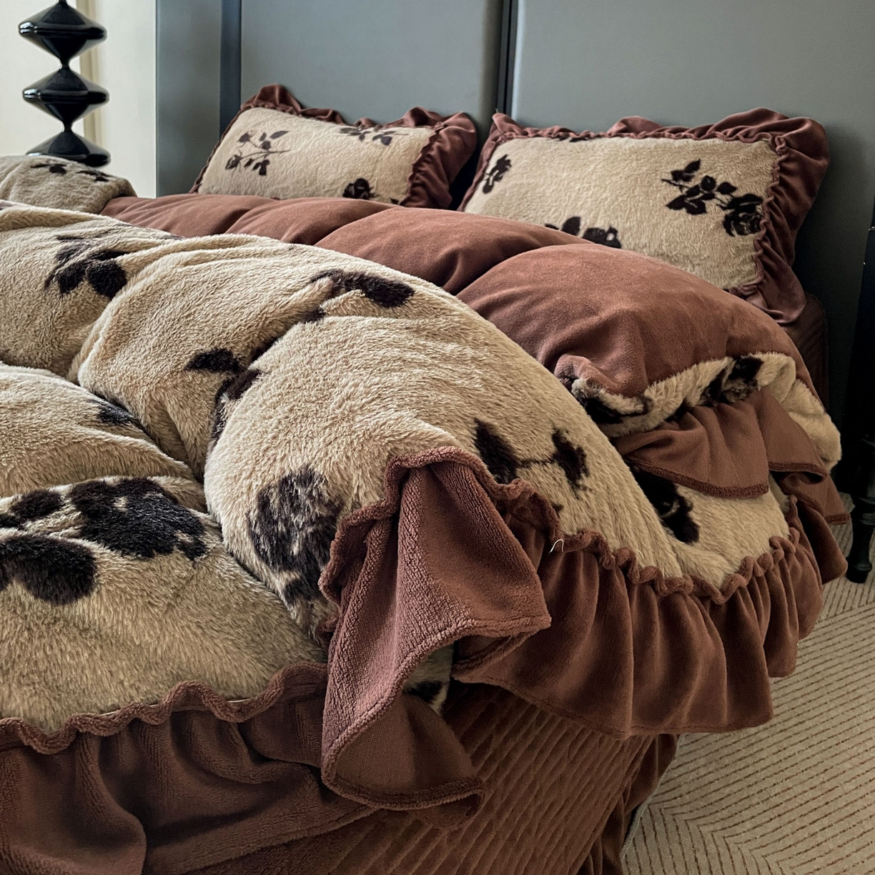 91家纺网 家纺一手货源 找家纺 富米莱（原臻工厂） 2025新款美拉德高克重兔毛大花边床盖床裙四件套-花边系列 爆款压花边-复古玫瑰