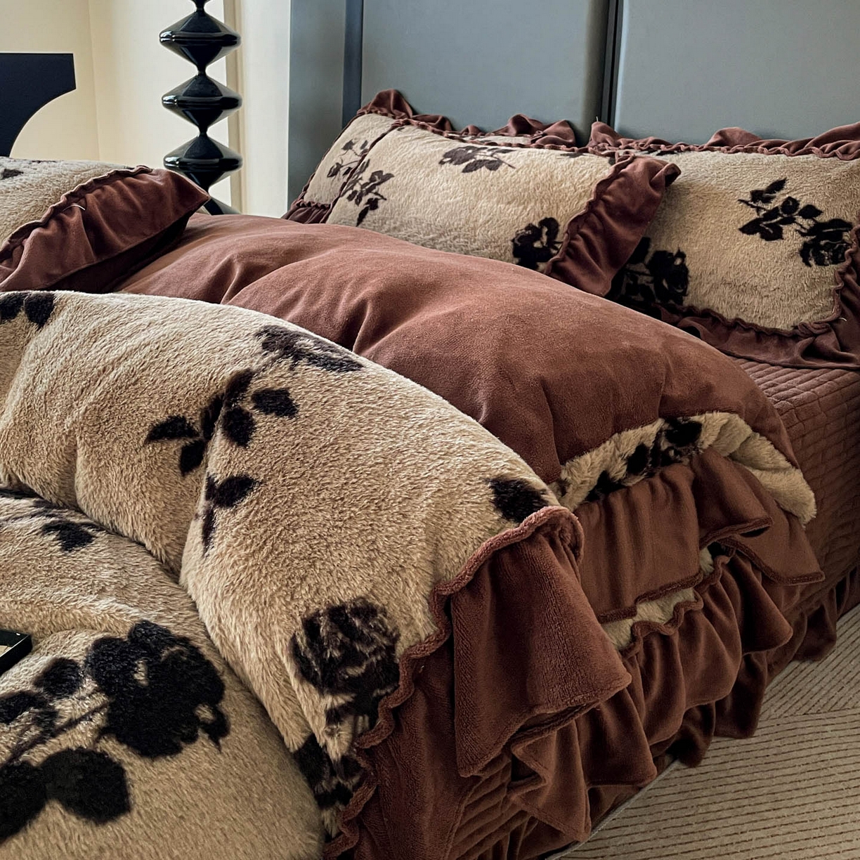 91家纺网 家纺一手货源 找家纺 富米莱（原臻工厂） 2025新款美拉德高克重兔毛大花边床盖床裙四件套-花边系列 爆款压花边-复古玫瑰