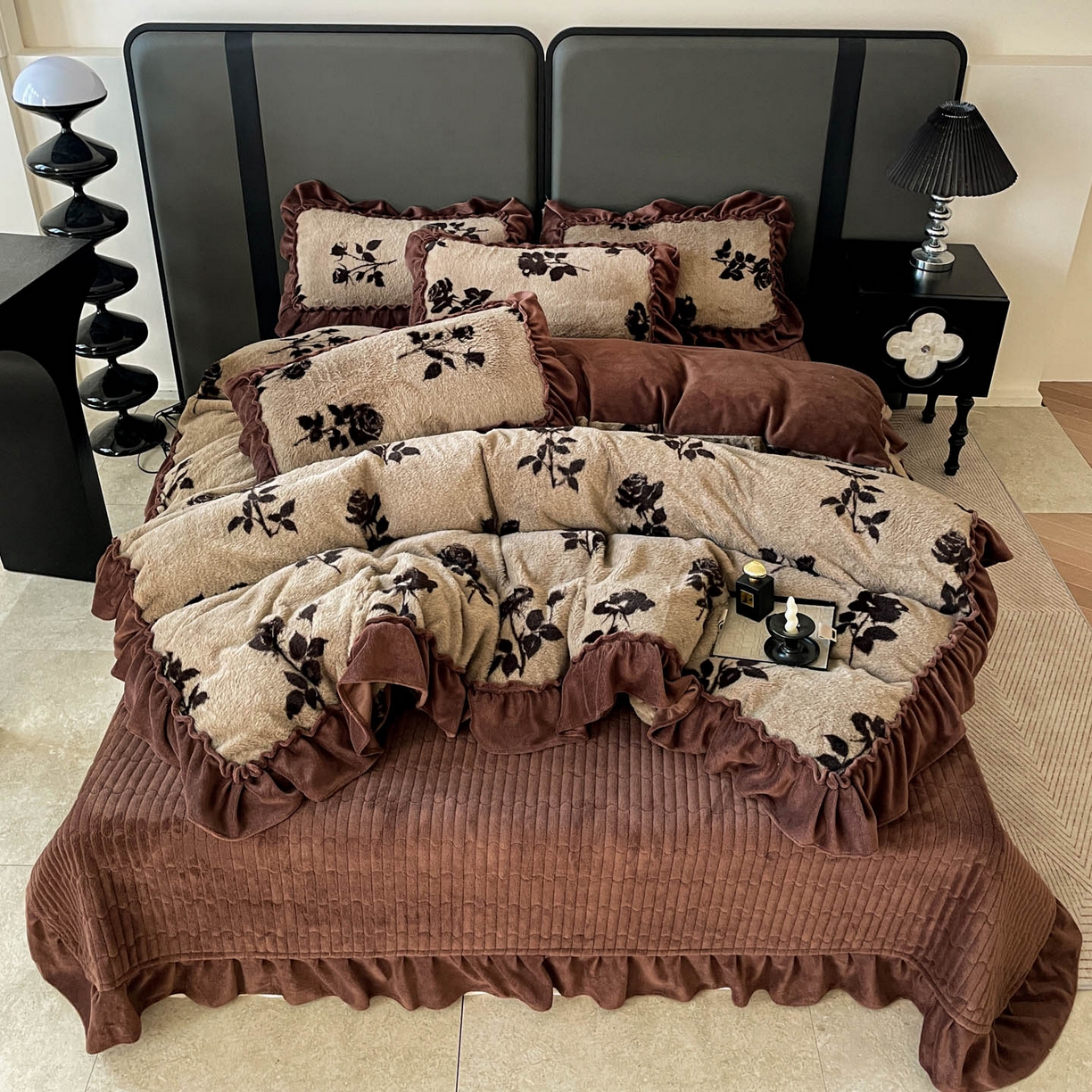 91家纺网 家纺一手货源 找家纺 富米莱（原臻工厂） 2025新款美拉德高克重兔毛大花边床盖床裙四件套-花边系列 爆款压花边-复古玫瑰