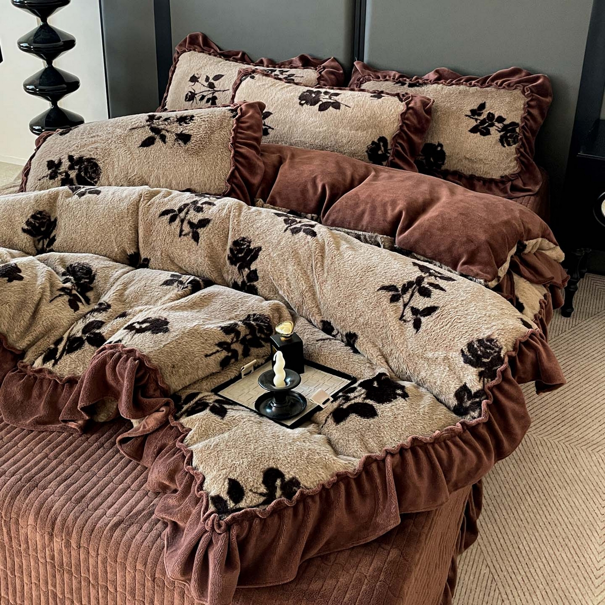 91家纺网 家纺一手货源 找家纺 富米莱（原臻工厂） 2025新款美拉德高克重兔毛大花边床盖床裙四件套-花边系列 爆款压花边-复古玫瑰