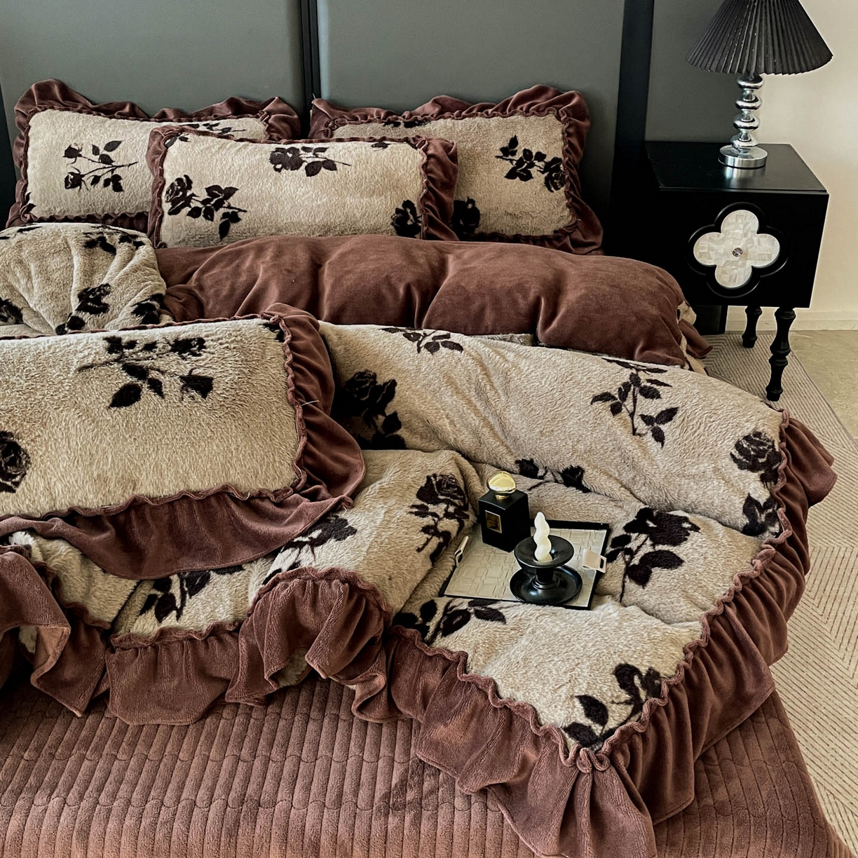 91家纺网 家纺一手货源 找家纺 富米莱（原臻工厂） 2025新款美拉德高克重兔毛大花边床盖床裙四件套-花边系列 爆款压花边-复古玫瑰