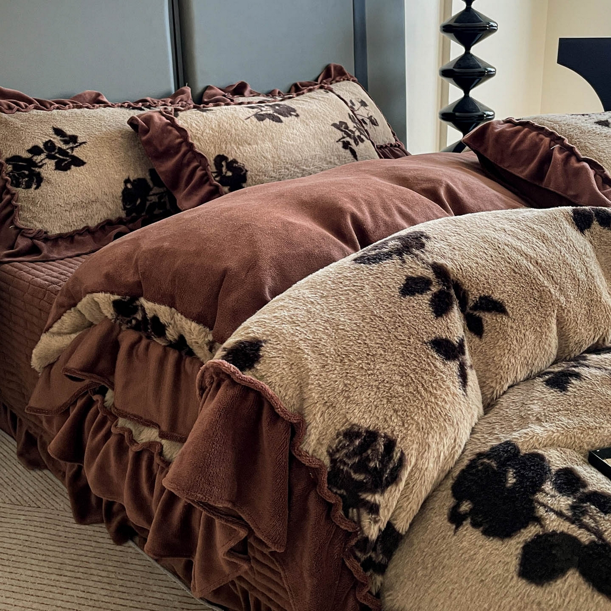 91家纺网 家纺一手货源 找家纺 富米莱（原臻工厂） 2025新款美拉德高克重兔毛大花边床盖床裙四件套-花边系列 爆款压花边-复古玫瑰