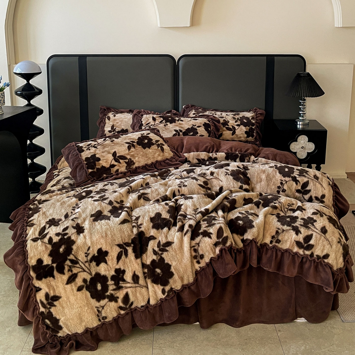 91家纺网 家纺一手货源 找家纺 富米莱（原臻工厂） 2025新款美拉德高克重兔毛大花边床盖床裙四件套-花边系列 爆款压花边-简爱