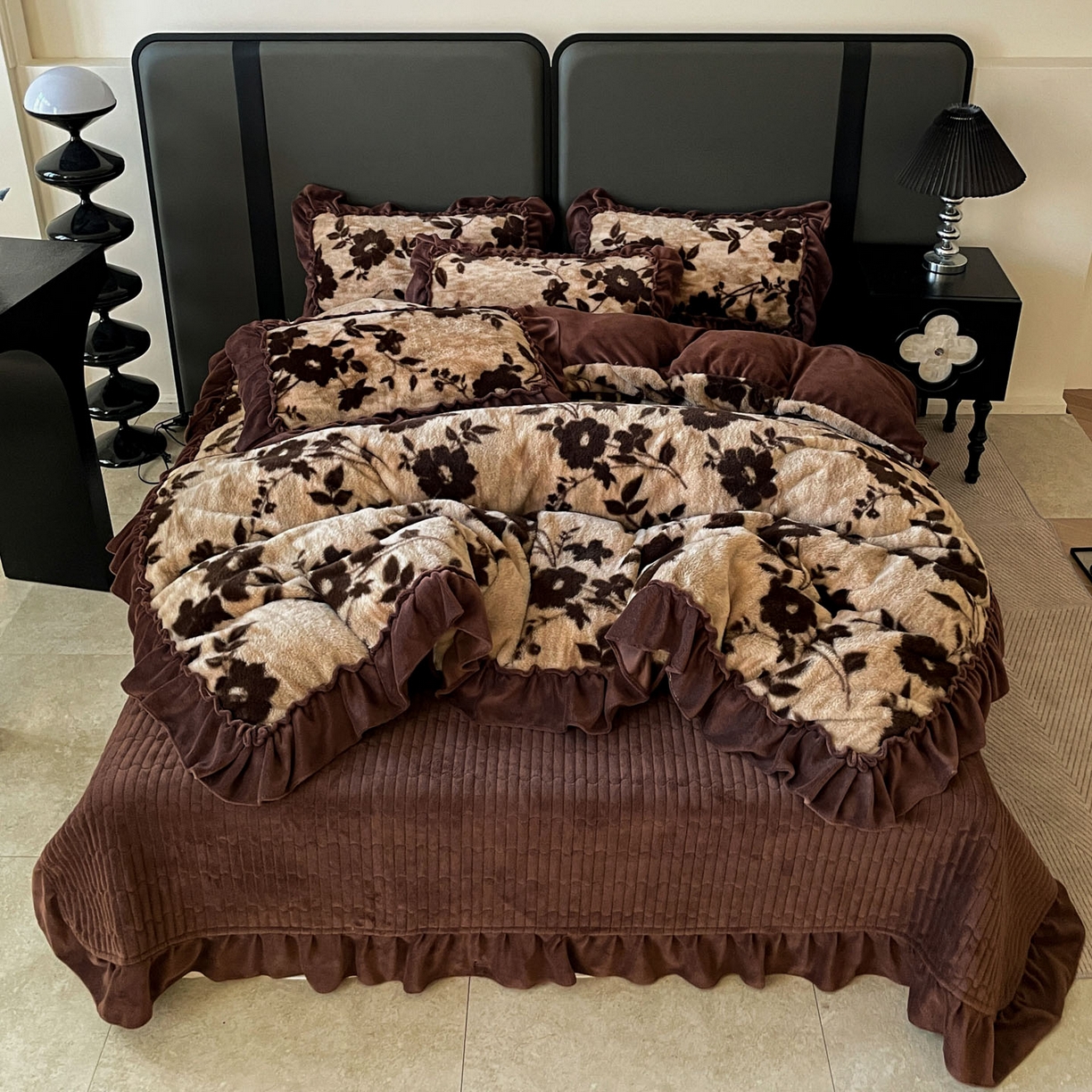 91家纺网 家纺一手货源 找家纺 富米莱（原臻工厂） 2025新款美拉德高克重兔毛大花边床盖床裙四件套-花边系列 爆款压花边-简爱