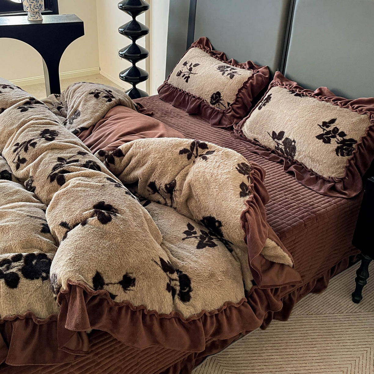 91家纺网 家纺一手货源 找家纺 富米莱（原臻工厂） 2025新款美拉德高克重兔毛大花边床盖床裙四件套-花边系列 爆款压花边-复古玫瑰