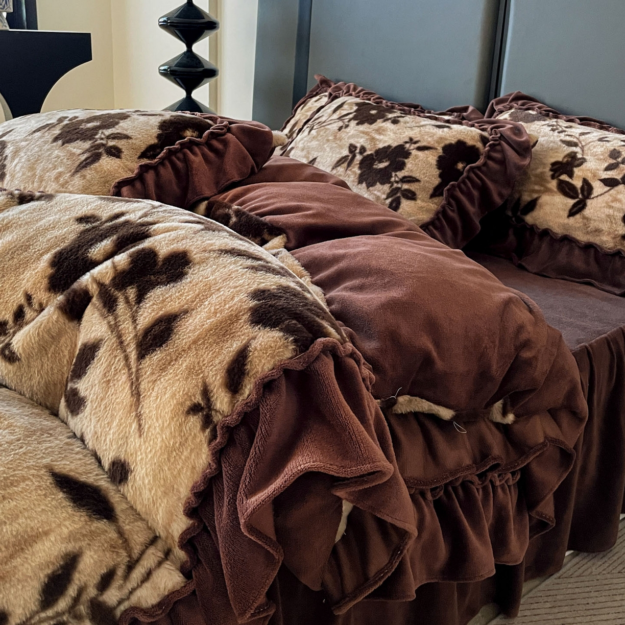 91家纺网 家纺一手货源 找家纺 富米莱（原臻工厂） 2025新款美拉德高克重兔毛大花边床盖床裙四件套-花边系列 爆款压花边-简爱