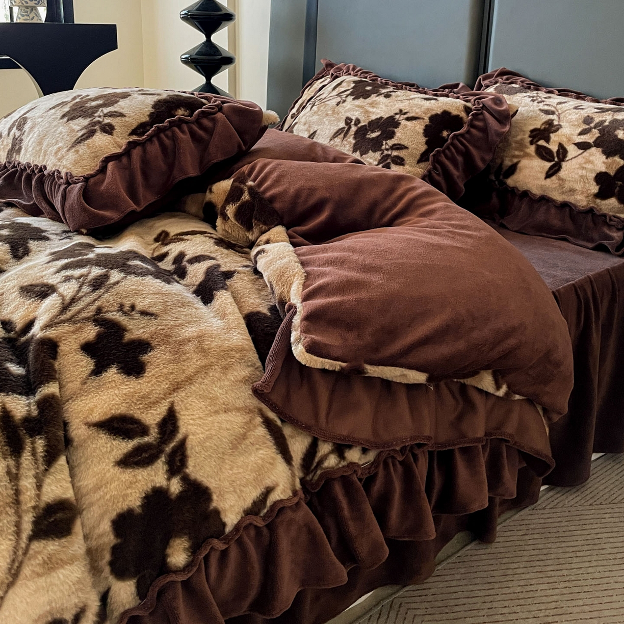 91家纺网 家纺一手货源 找家纺 富米莱（原臻工厂） 2025新款美拉德高克重兔毛大花边床盖床裙四件套-花边系列 爆款压花边-简爱