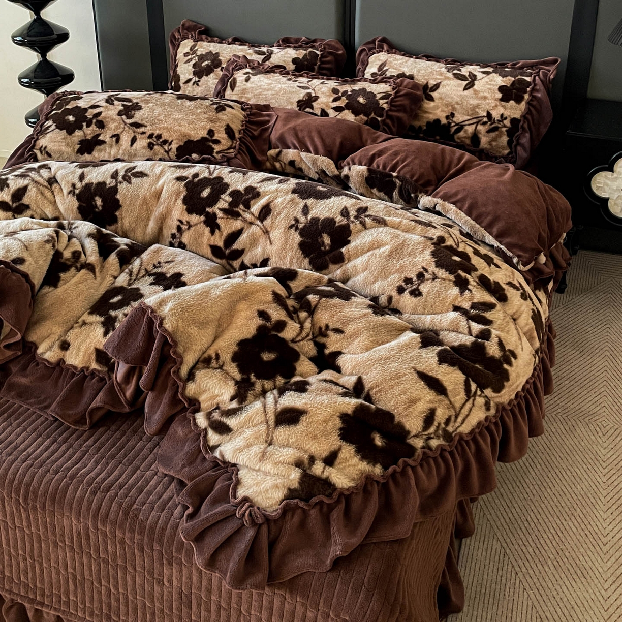 91家纺网 家纺一手货源 找家纺 富米莱（原臻工厂） 2025新款美拉德高克重兔毛大花边床盖床裙四件套-花边系列 爆款压花边-简爱