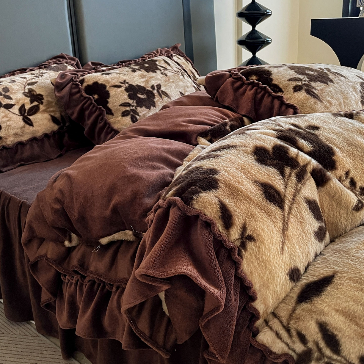 91家纺网 家纺一手货源 找家纺 富米莱（原臻工厂） 2025新款美拉德高克重兔毛大花边床盖床裙四件套-花边系列 爆款压花边-简爱