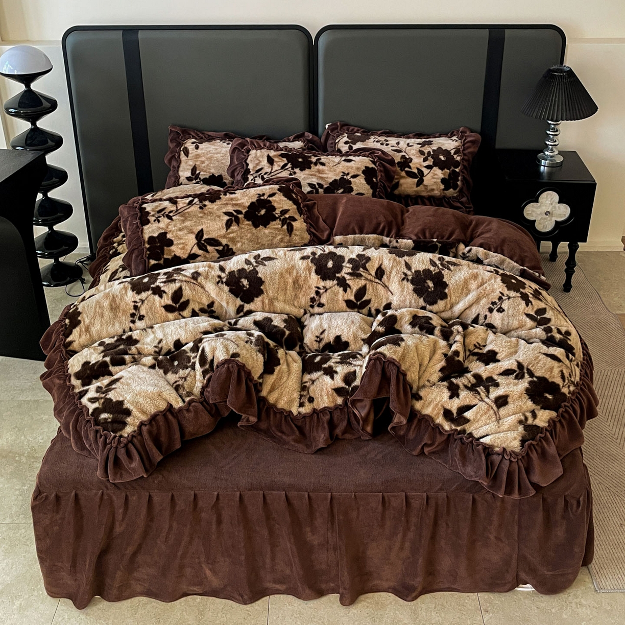 91家纺网 家纺一手货源 找家纺 富米莱（原臻工厂） 2025新款美拉德高克重兔毛大花边床盖床裙四件套-花边系列 爆款压花边-简爱