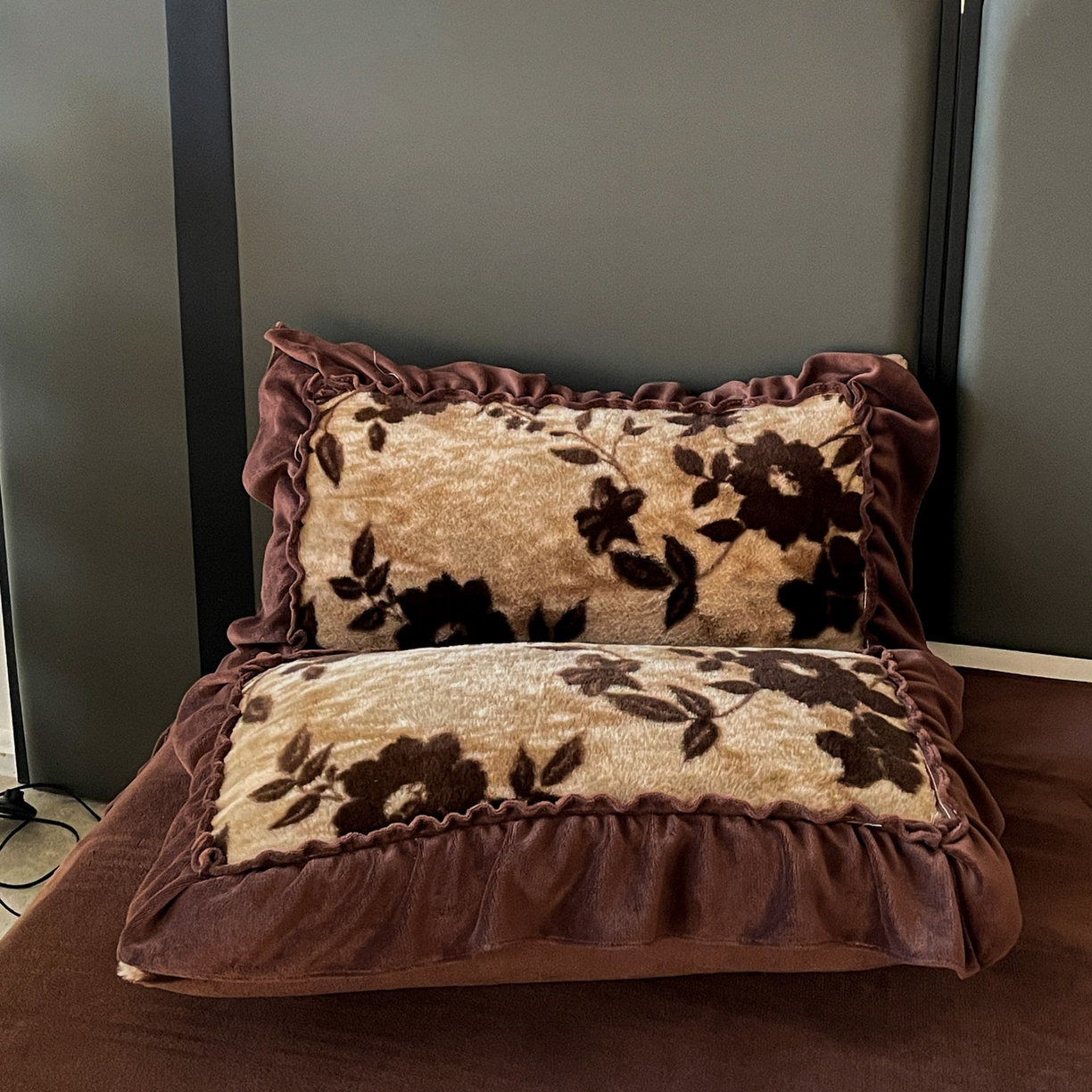 91家纺网 家纺一手货源 找家纺 富米莱（原臻工厂） 2025新款美拉德高克重兔毛大花边床盖床裙四件套-花边系列 爆款压花边-简爱