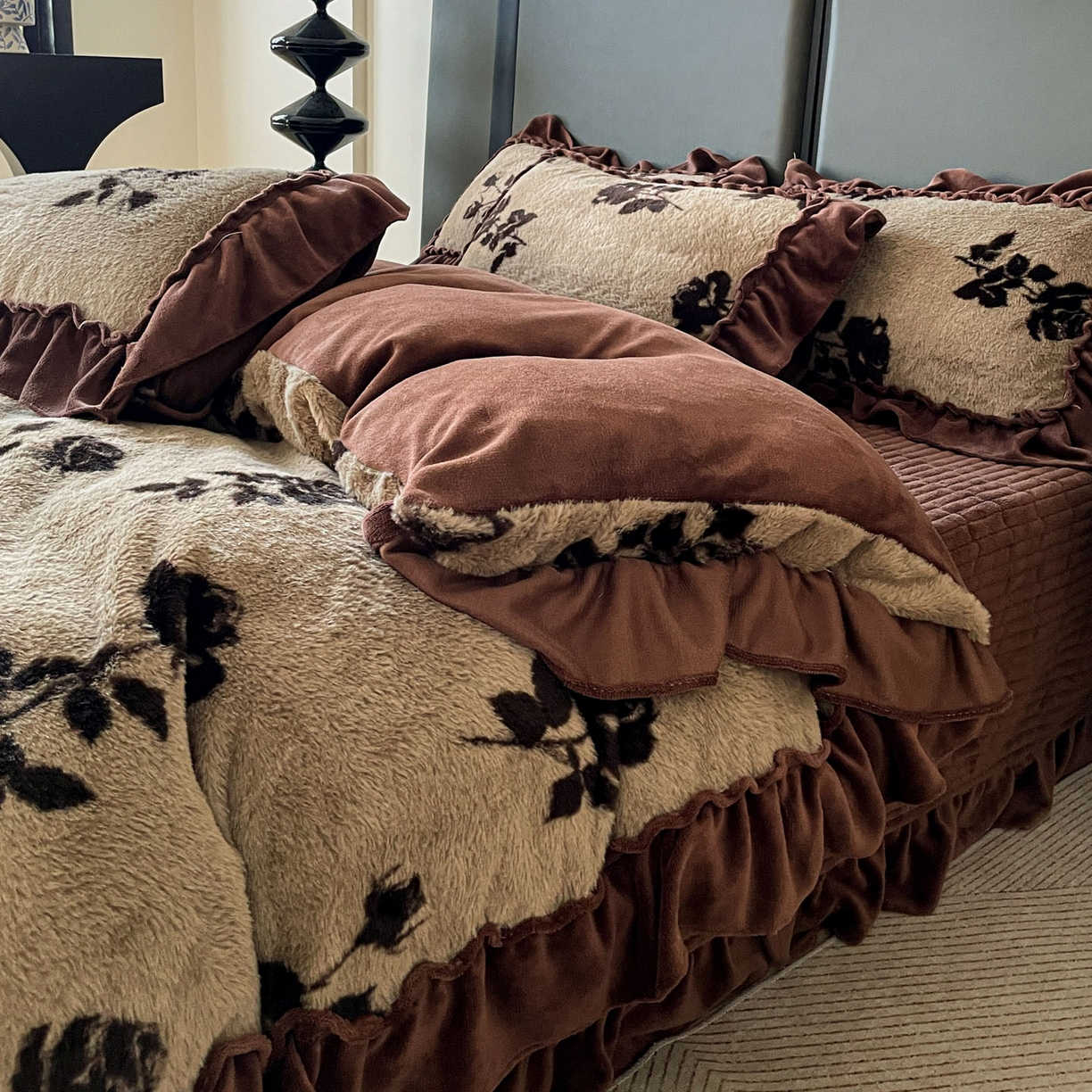 91家纺网 家纺一手货源 找家纺 富米莱（原臻工厂） 2025新款美拉德高克重兔毛大花边床盖床裙四件套-花边系列 爆款压花边-复古玫瑰