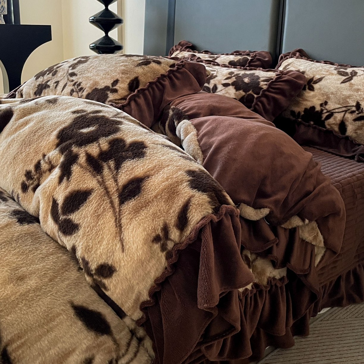 91家纺网 家纺一手货源 找家纺 富米莱（原臻工厂） 2025新款美拉德高克重兔毛大花边床盖床裙四件套-花边系列 爆款压花边-简爱