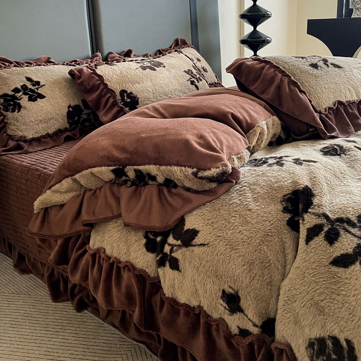 91家纺网 家纺一手货源 找家纺 富米莱（原臻工厂） 2025新款美拉德高克重兔毛大花边床盖床裙四件套-花边系列 爆款压花边-复古玫瑰