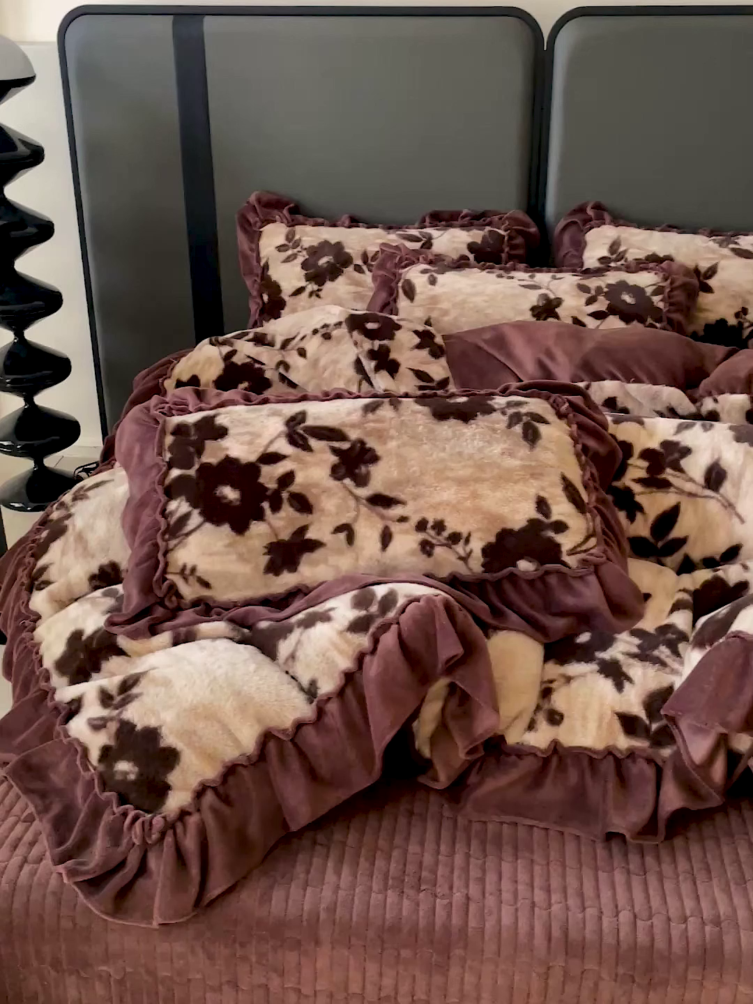 91家纺网 家纺一手货源 找家纺 富米莱（原臻工厂） 2025新款美拉德高克重兔毛大花边床盖床裙四件套-花边系列 爆款压花边-简爱