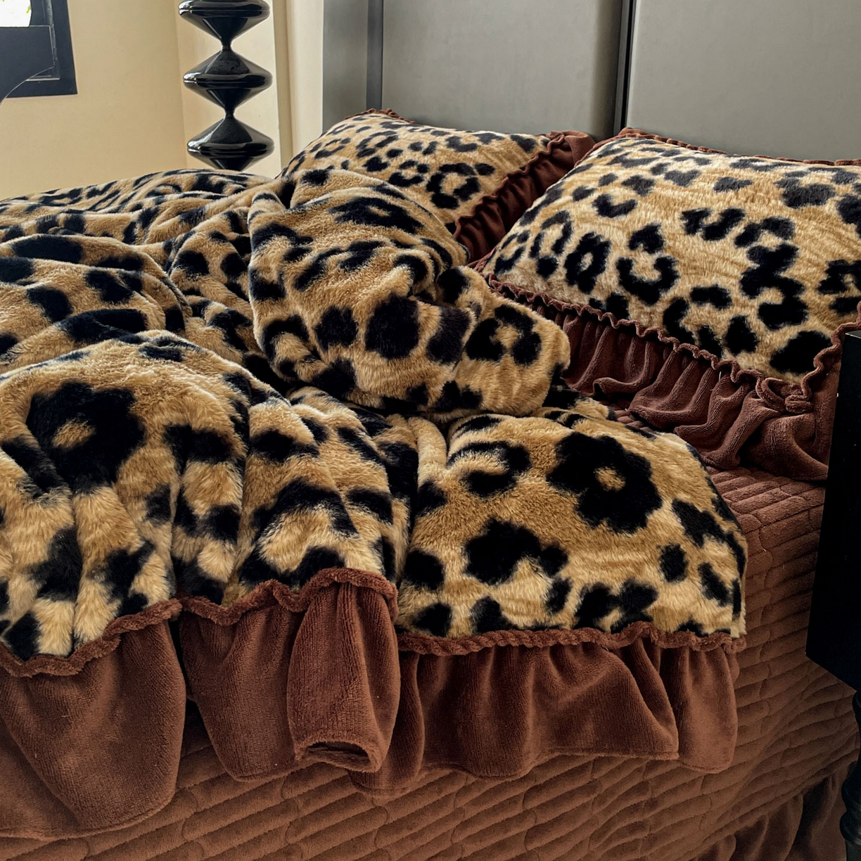 91家纺网 家纺一手货源 找家纺 富米莱（原臻工厂） 2025新款美拉德高克重兔毛大花边床盖床裙四件套-花边系列 爆款压花边-豹纹