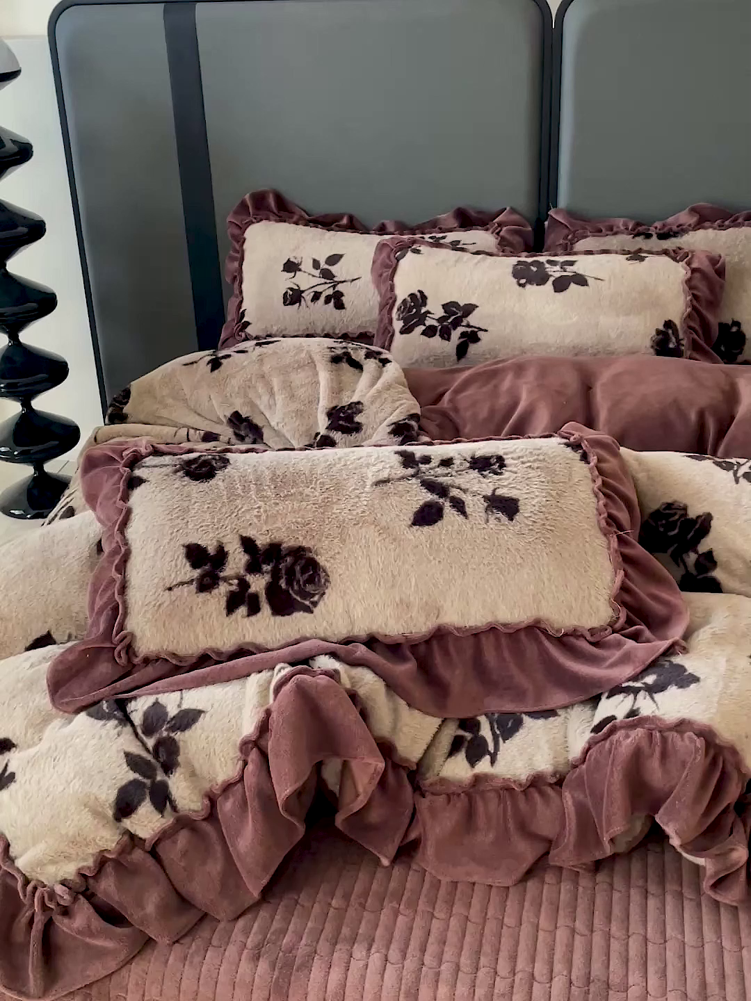 91家纺网 家纺一手货源 找家纺 富米莱（原臻工厂） 2025新款美拉德高克重兔毛大花边床盖床裙四件套-花边系列 爆款压花边-复古玫瑰