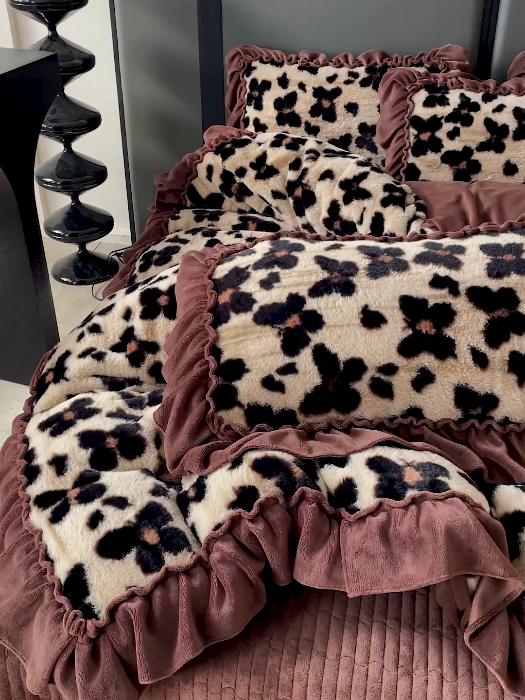 91家纺网 家纺一手货源 找家纺 富米莱（原臻工厂） 2025新款美拉德高克重兔毛大花边床盖床裙四件套-花边系列 爆款压花边-小蝴蝶