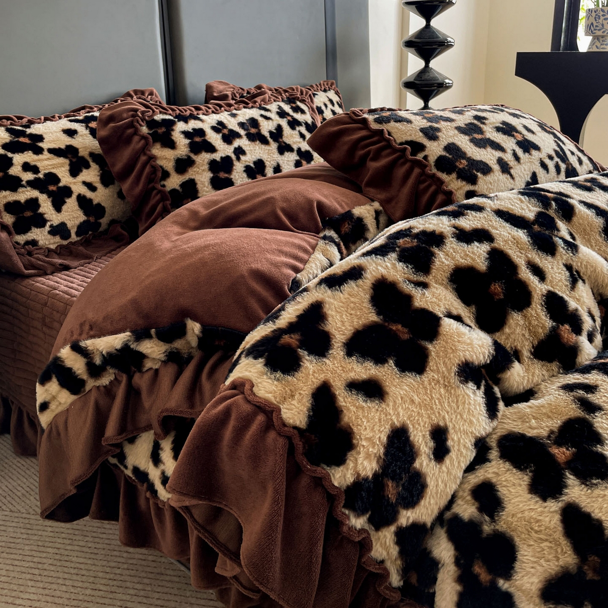 91家纺网 家纺一手货源 找家纺 富米莱（原臻工厂） 2025新款美拉德高克重兔毛大花边床盖床裙四件套-花边系列 爆款压花边-小蝴蝶